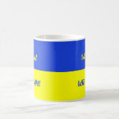 Wir stehen mit der ukrainischen Tasse zur Flaggens (Mittel)