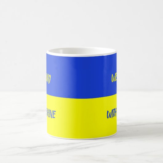 Wir stehen mit der ukrainischen Tasse zur Flaggens (Mittel)