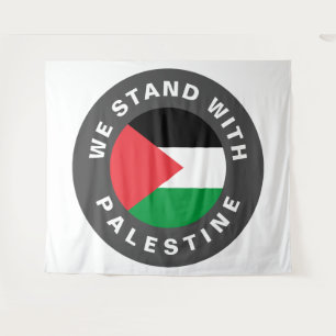 Wir stehen mit palästinensischer Flagge und einem Wandteppich