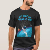 Wir steigen auf, indem wir andere Astronauten mit T-Shirt (Vorderseite)