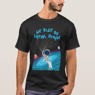 Wir steigen auf, indem wir andere Astronauten mit  T-Shirt