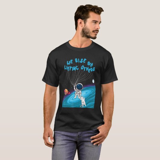 Wir steigen auf, indem wir andere Astronauten mit T-Shirt (Vorne ganz)