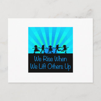Wir steigen, wenn wir andere aufheben postkarte
