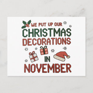 Wir stellen im November Weihnachtsdekorationen auf Feiertagspostkarte
