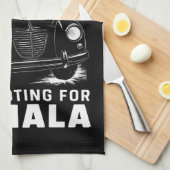 Wir stimmen für Kamala Halloween Geschirrtuch (Viertel Falte)