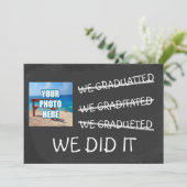 Wir studierten Funny Irselling Spaß Chalkboard Einladung (Stehend Vorderseite)