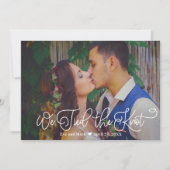 Wir tippten das Knot White Script Wedding Foto Ankündigung (Vorderseite)