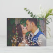 Wir tippten das Knot White Script Wedding Foto Ankündigung (Stehend Vorderseite)