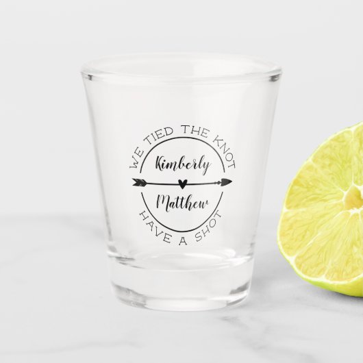 Wir tippten der knot-charmanten Heart Arrow Hochze Schnapsglas (Vorderseite)