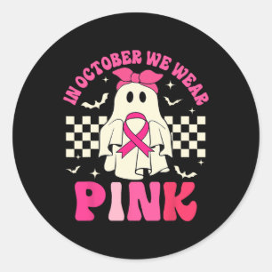 Wir tragen ein pinkfarbenes Halloween-Gespenst Bru Runder Aufkleber