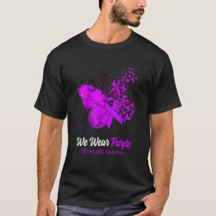 Wir tragen einen Lila Fibromyalgie-Butterfly T-Shirt