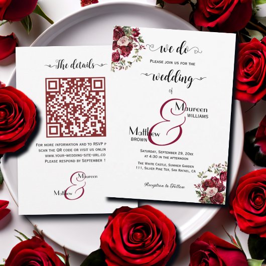 Wir tun es! Burgundy Floral Script QR Code Hochzei Einladung