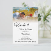 Wir tun es - ein Paar auf der Wiese küssen (Stehend Vorderseite)