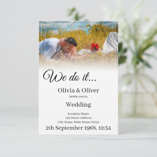 Wir tun es - ein Paar auf der Wiese küssen (Stehend Vorderseite)