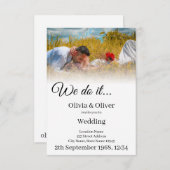 Wir tun es - ein Paar auf der Wiese küssen (Vorne/Hinten)