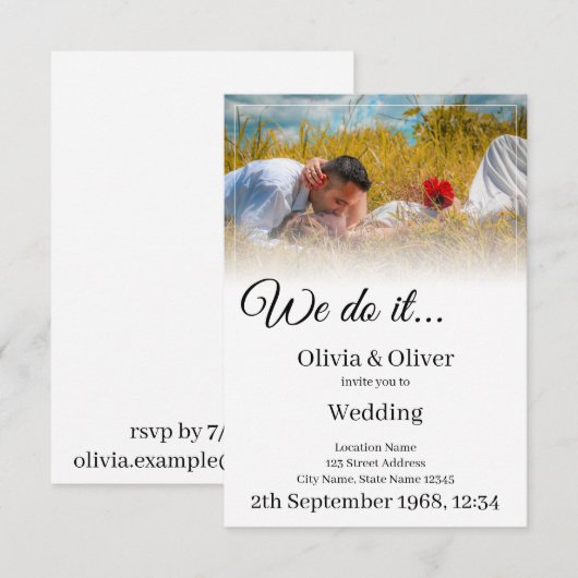 Wir tun es - ein Paar auf der Wiese küssen (Vorne/Hinten)