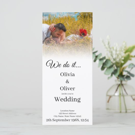 Wir tun es - ein Paar auf der Wiese küssen (Stehend Vorderseite)