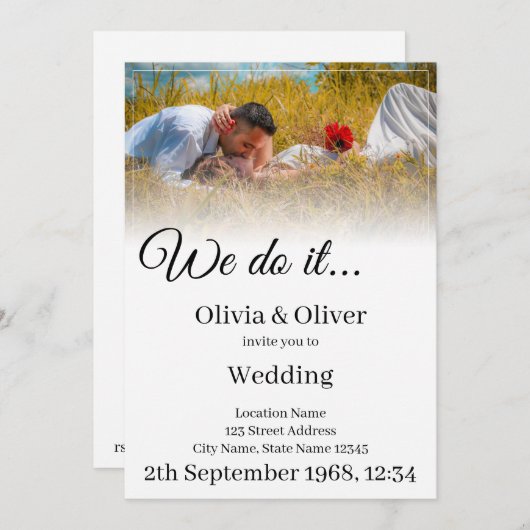 Wir tun es - ein Paar auf der Wiese küssen (Vorne/Hinten)