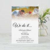 Wir tun es - ein Paar auf der Wiese küssen Ankündigung (Stehend Vorderseite)