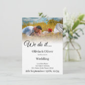 Wir tun es - ein Paar auf der Wiese küssen Begleitkarte (Stehend Vorderseite)