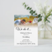 Wir tun es - ein Paar auf der Wiese küssen Begleitkarte (Stehend Vorderseite)