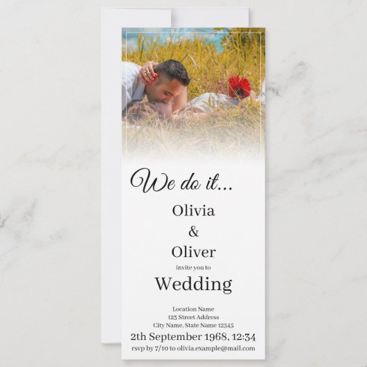 Wir tun es - ein Paar auf der Wiese küssen Einladung (Vorderseite)