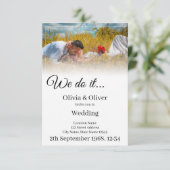 Wir tun es - ein Paar auf der Wiese küssen Einladung (Stehend Vorderseite)