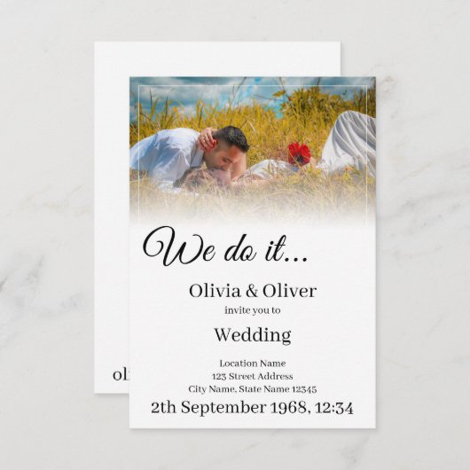 Wir tun es - ein Paar auf der Wiese küssen Einladung (Vorne/Hinten)