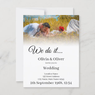 Wir tun es - ein Paar auf der Wiese küssen Einladung