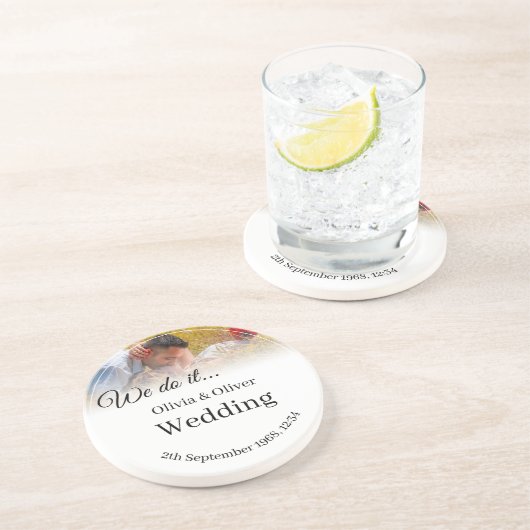 Wir tun es - ein Paar auf der Wiese küssen Getränkeuntersetzer (Seite)