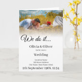 Wir tun es - ein Paar auf der Wiese küssen Karte (Gelbe Blume)