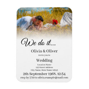 Wir tun es - ein Paar auf der Wiese küssen Magnet