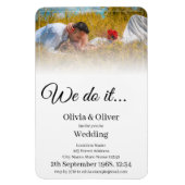 Wir tun es - ein Paar auf der Wiese küssen Magnet (Vertikal)