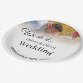 Wir tun es - ein Paar auf der Wiese küssen Pappteller (Schrägansicht)