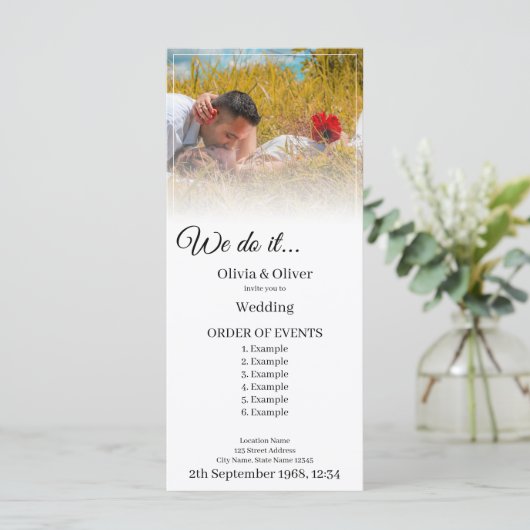 Wir tun es - ein Paar auf der Wiese küssen Programm (Stehend Vorderseite)