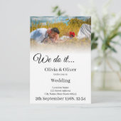 Wir tun es - ein Paar auf der Wiese küssen RSVP Karte (Stehend Vorderseite)