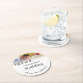 Wir tun es - ein Paar auf der Wiese küssen Runder Pappuntersetzer (Vor Ort)