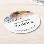 Wir tun es - ein Paar auf der Wiese küssen Runder Pappuntersetzer (Angewinkelt)