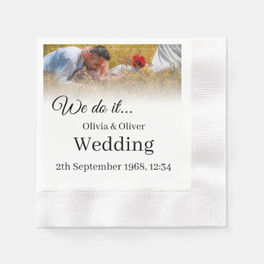 Wir tun es - ein Paar auf der Wiese küssen Serviette (Vorderseite)