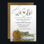 Wir tun es! Elegante Gold Ochre Rose Romantische H Einladung<br><div class="desc">Diese schöne Hochzeitseinladung ist romantisch, spielerisch und stilvoll. Es enthält einen lustigen Titel mit einem niedlichen Herz und modernes Schriftzeichen, das oben "We do" liest, mit allen Details unten. Im unteren Teil befindet sich eine prächtige Single lang gestempelte goldfarbene ockerfarbene oder senfgelbe Rose, die auf der Seite liegt und in...</div>