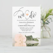 Wir tun es! Elegante Peach Rose Romantische Hochze Einladung (Stehend Vorderseite)