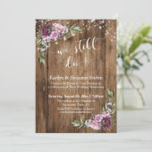 Wir tun es immer noch, rustikales Holz rosa Blüten Einladung (Stehend Vorderseite)
