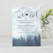 Wir tun es! Misty Blue Pines Rustikale romantische Einladung (Stehend Vorderseite)