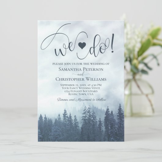 Wir tun es! Misty Blue Pines Rustikale romantische Einladung (Stehend Vorderseite)