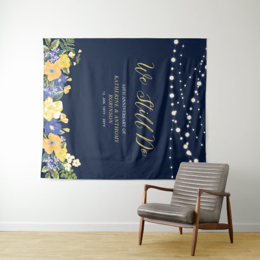 Wir tun es noch | String Lights Wedding Anniversar Wandteppich (Beispiel (Horizontal))