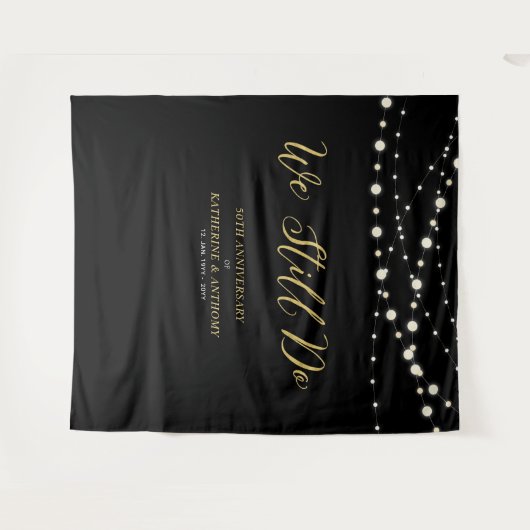 Wir tun es noch | String Lights Wedding Anniversar Wandteppich (Vorderseite (Horizontal))