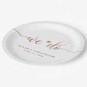 Wir tun | Hochzeitstag Modernes Metallisches Skrip Pappteller (Schrägansicht)