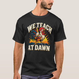 Wir unterrichten bei Morgengrauen Lustiges Lehrer- T-Shirt