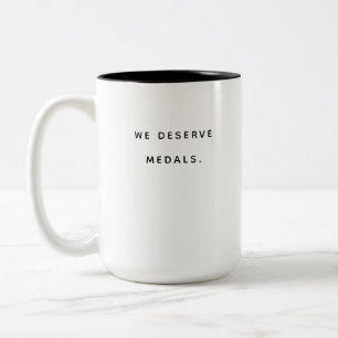 Wir verdienen Medaillen.   Lustiges Geschenk zum J Zweifarbige Tasse