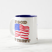 Wir vertrauen der amerikanischen Fahne-Tasse Zweifarbige Tasse (Vorderseite Links)